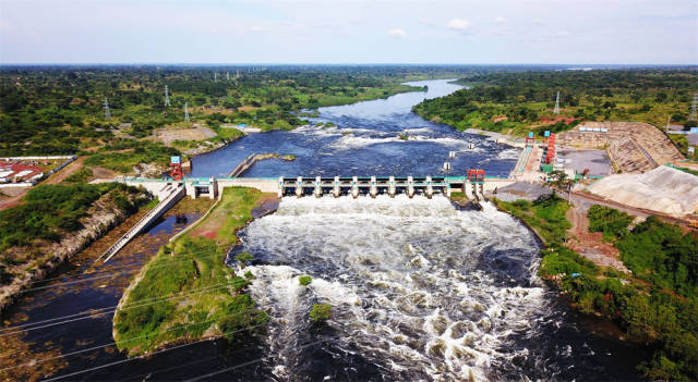 这是2020年7月11日在乌干达基里扬东戈航拍的卡鲁玛水电站项目。新华社发
