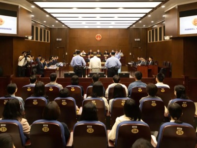 上海一中院公开开庭审理被告人许垚故意杀人、投放危险物质案