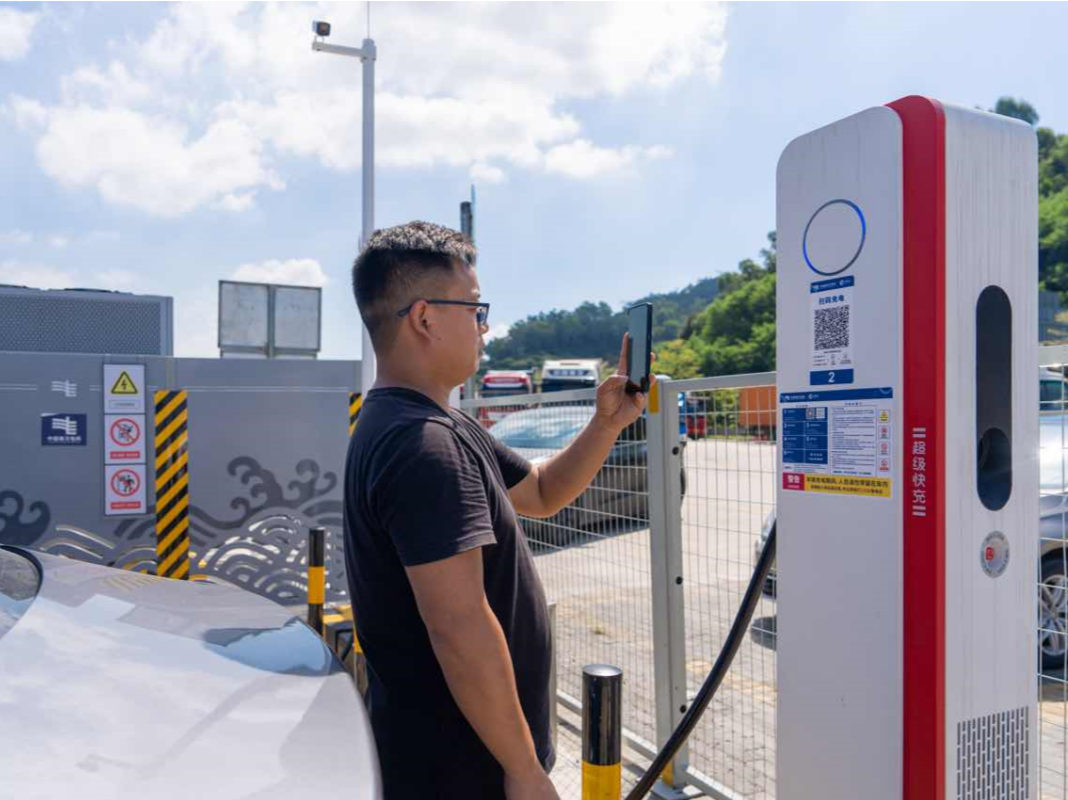 充电速度最快为普通桩的10倍！深圳首个高速全液冷超充站为车主高效“补能”