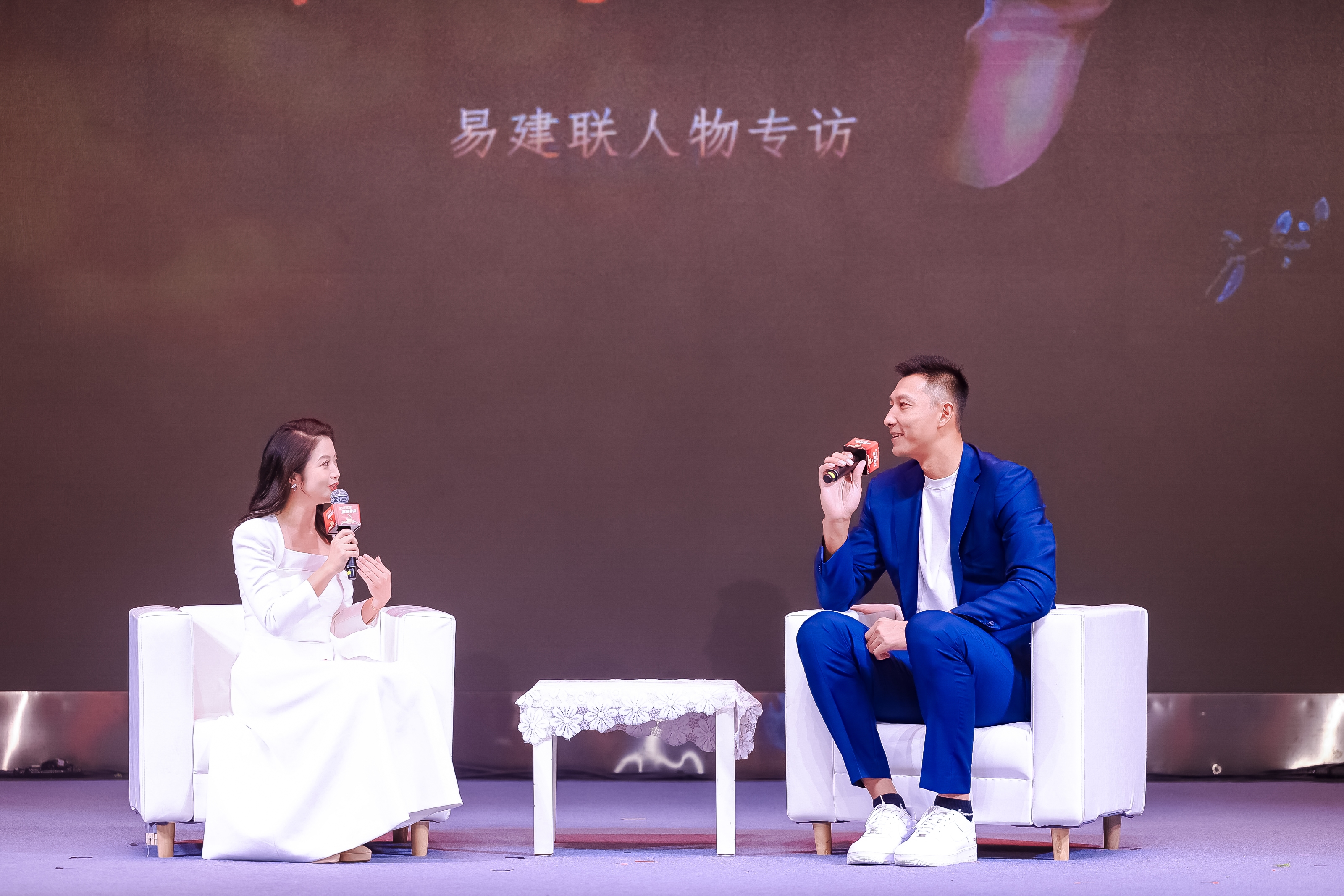（读特）启动公益计划 发布联名新茶！易建联携手深圳报业集团、云南大益集团开展深入合作　　