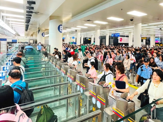深圳皇岗、福田口岸重阳节假期迎客74.5万人次