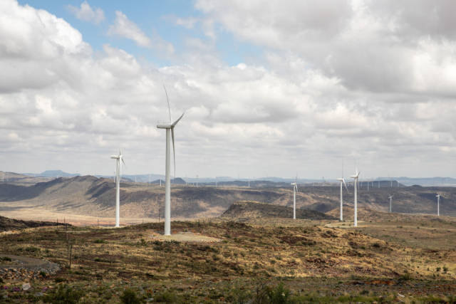 这是在南非北开普省德阿拍摄的中国龙源电力集团南非公司运营的德阿风电项目风机（2021年11月22日摄）。新华社记者 吕天然 摄