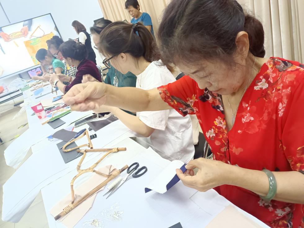 莲花街道梅岭社区开展DIY国风手提袋活动