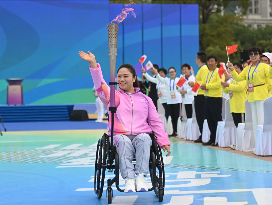 杭州亚残运会火炬传递圆满成功