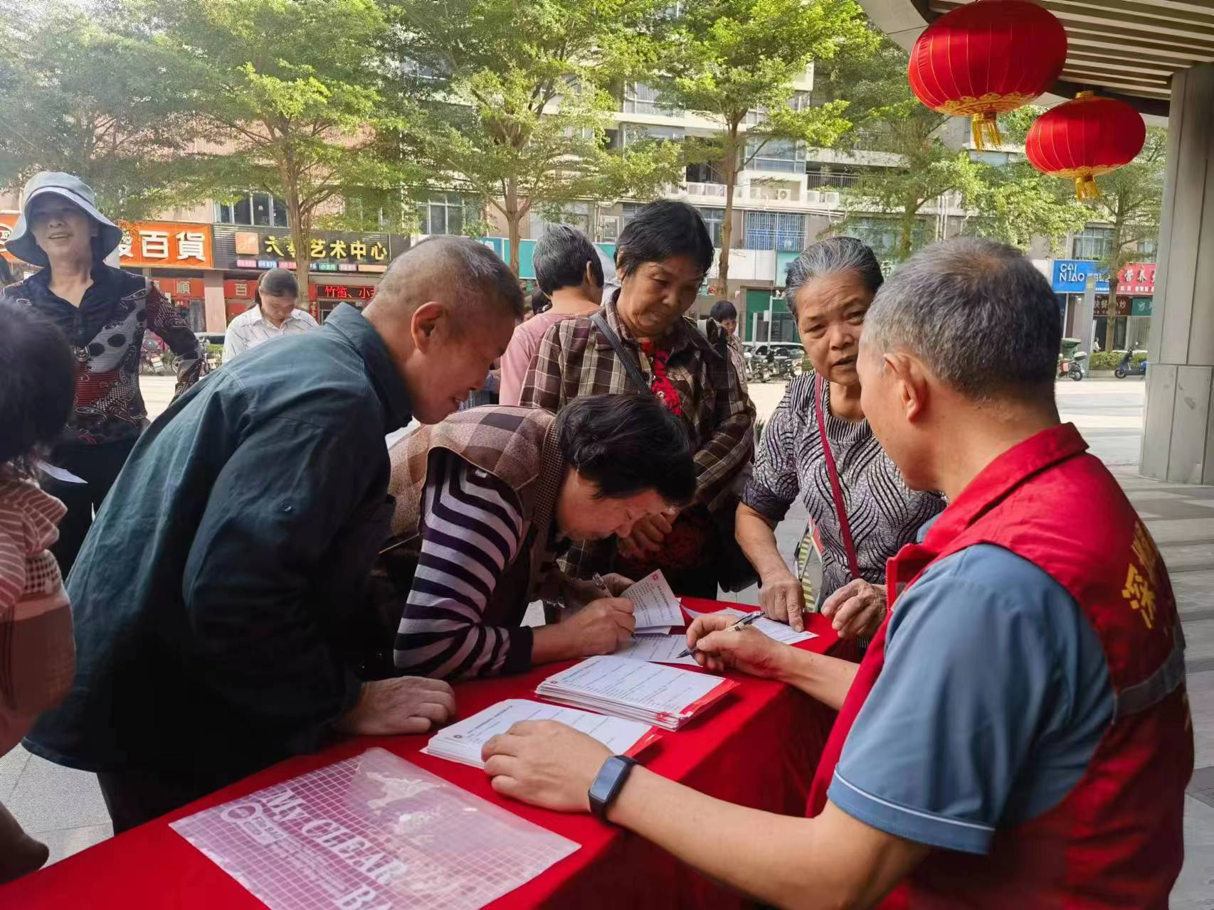 凤凰街道宣传退役军人政策法规 倡导营造拥军优属良好社会氛围