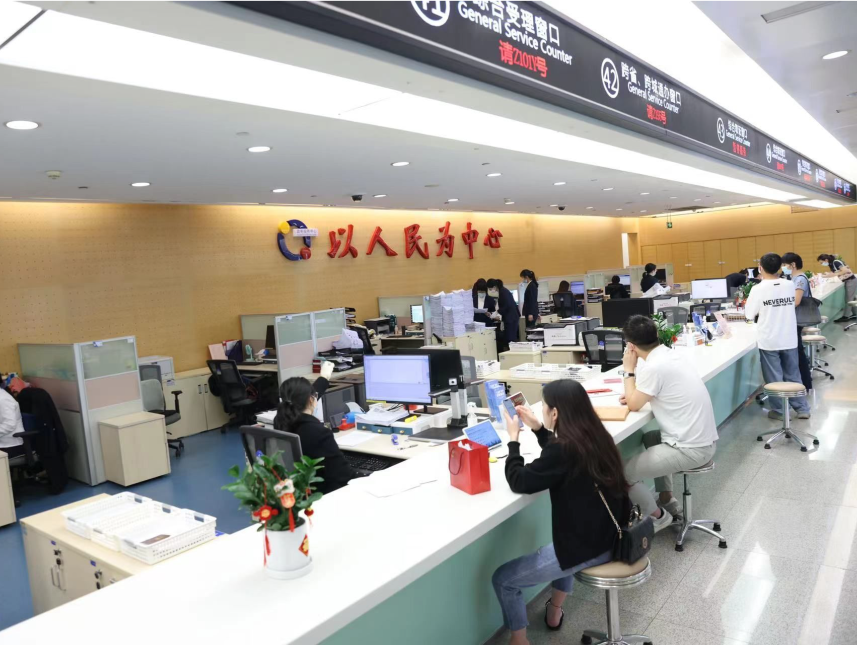 广东省41个标杆政务服务中心全部复审合格，深圳这样做