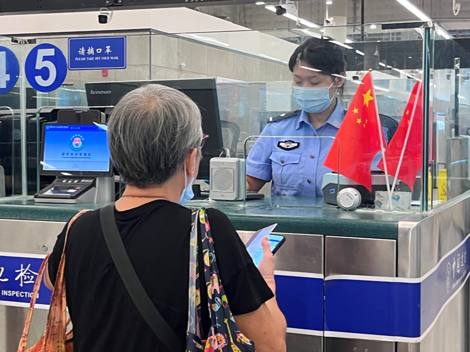 皇岗口岸“双节”假期上演暖心事，外籍旅客点赞移民管理警察