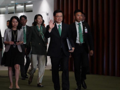 香港特首率官员戴绿色配饰宣布施政报告 透露出哪些信息？