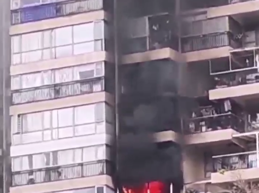 龙岗一小区住户外出家中着火，市民及时报火警，无人员伤亡