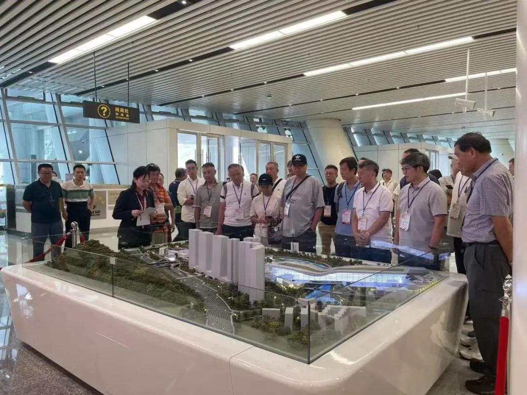 香港新界打鼓岭区乡事委员会考察交流团到罗湖区开展调研