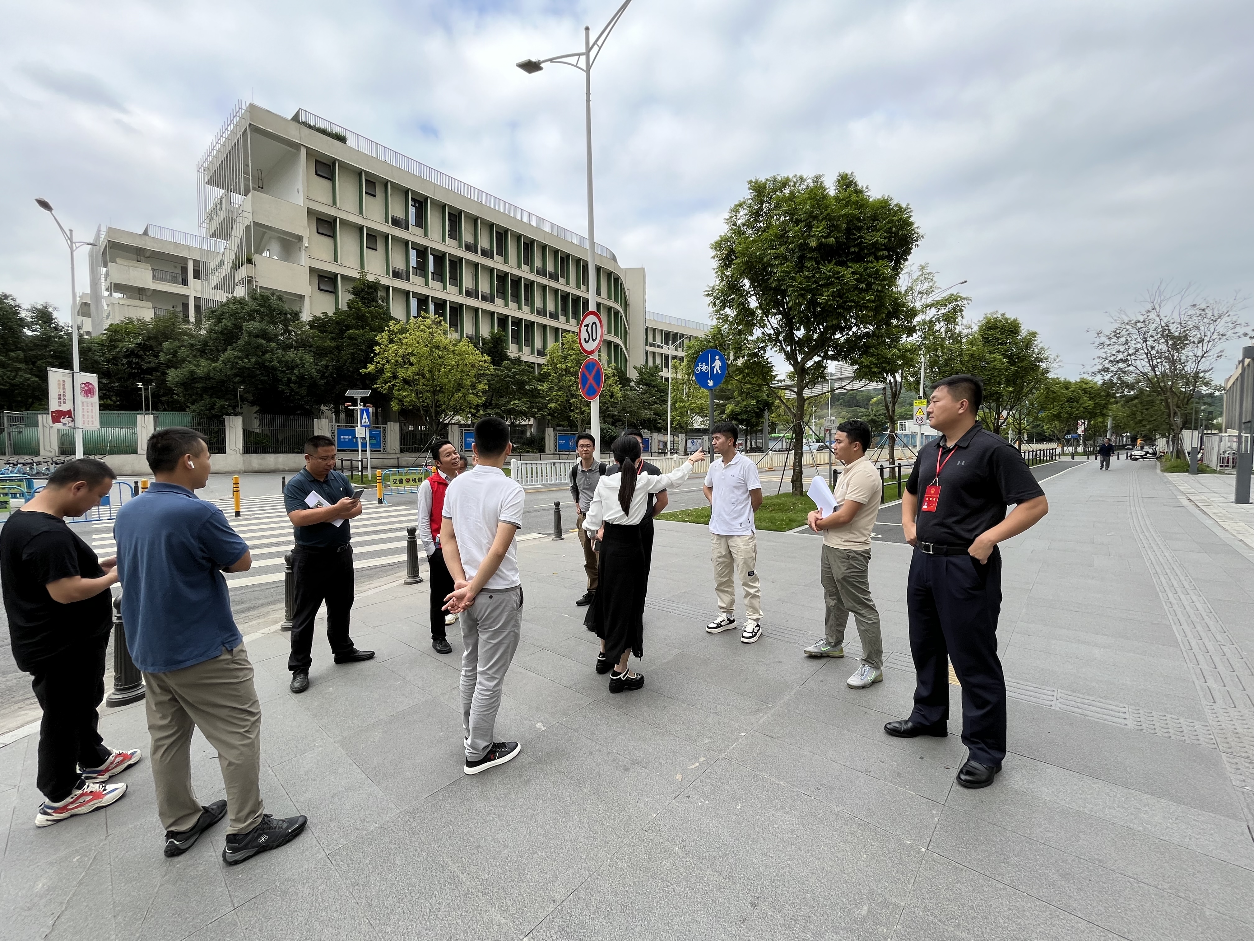 光明区人大代表进社区协调推动交通环境改善