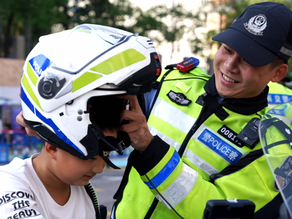 合照里都是他们的“警”彩身影  警营开放日深圳交警区域受市民欢迎 