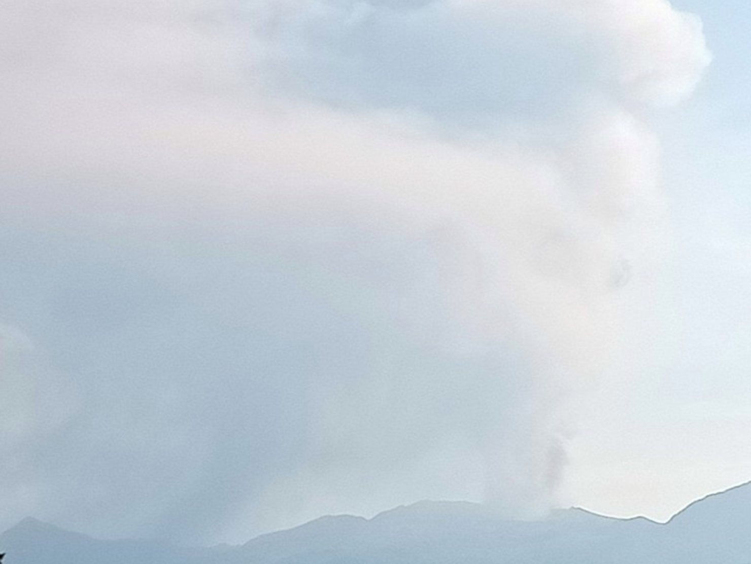 印尼杜科诺火山喷发 火山灰柱高度距峰顶约800米