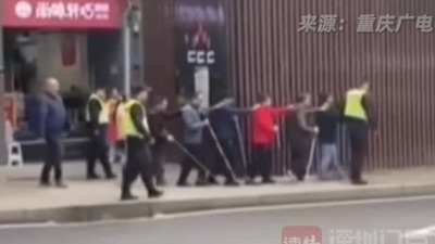 太暖了！重庆街头警民护送7名盲人前行
