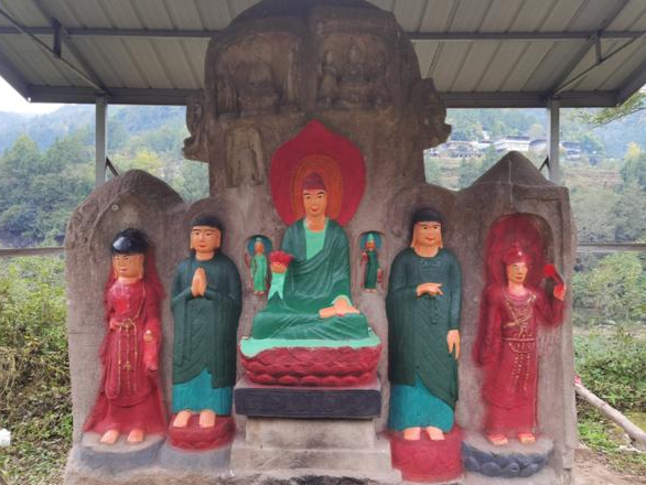 四川巴中1400年摩崖造像被涂“彩妆”？网传村民为“还愿”将其“毁容”……