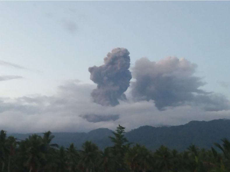 印尼杜科诺火山再喷发 火山灰柱达2090米