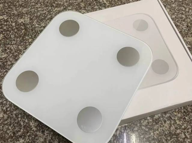 体脂秤是怎么测出体脂的？上面的金属片有啥用？