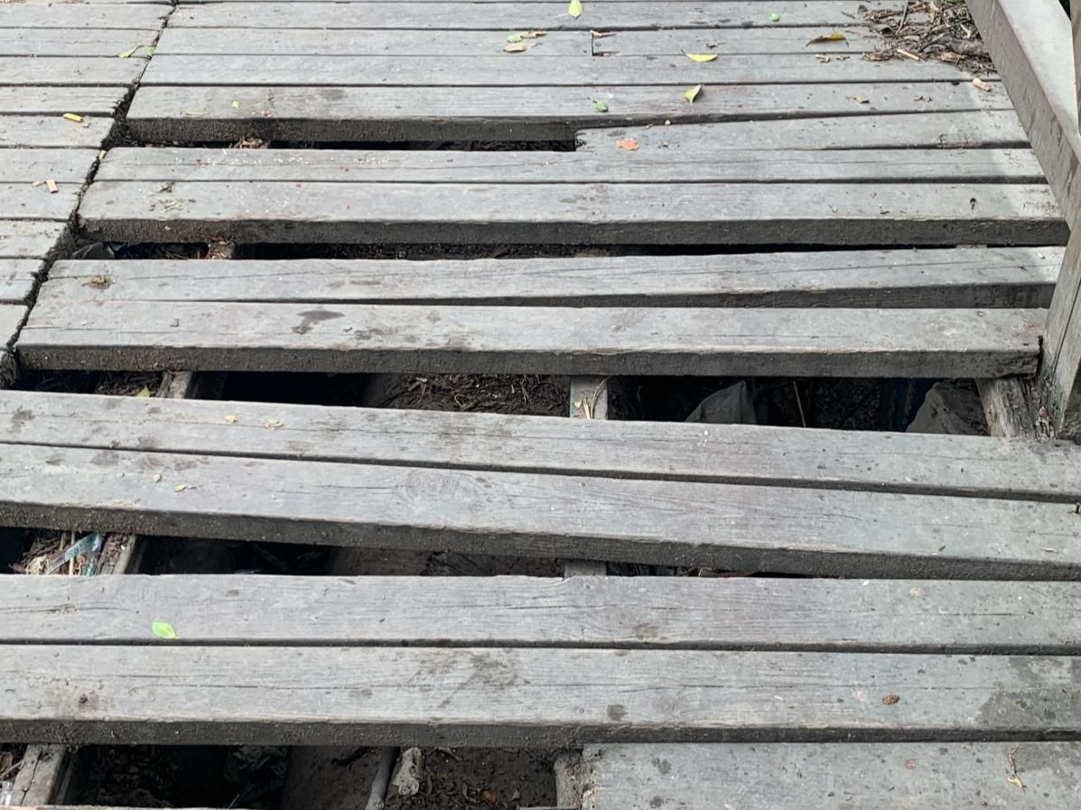 道路泥泞 栈道破旧  赤湾路交通隐患何时消除？