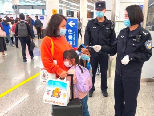 深港跨境学童通关遇难题，深圳边检民警来帮助