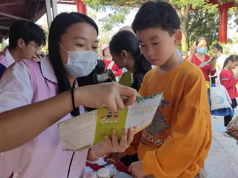 光明区民政局开展普法宣传“反家暴·守护家庭港”