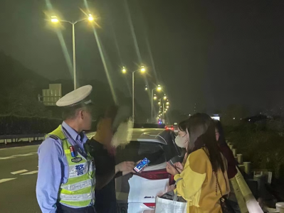 高速公路上，深圳交警倾心帮扶乘客和老人