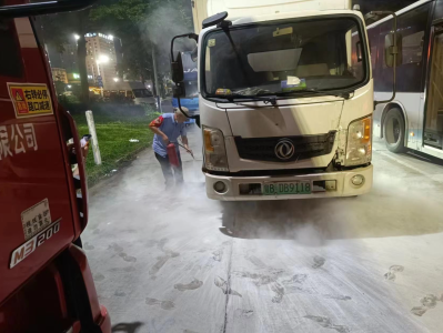路遇货车着火，深圳一公交车司机毫不犹豫停车施救