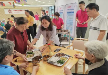 家门口的“热乎饭”引来长者结伴来“尝鲜”！桂园街道长者饭堂开业运营