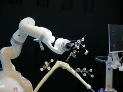 元化智能全骨科手术机器人亮相进博会
