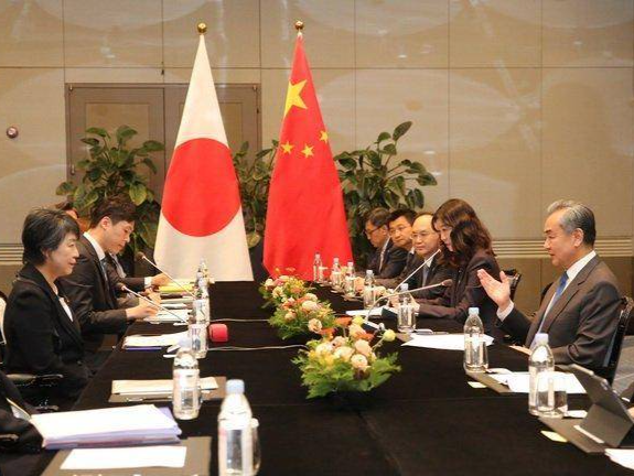 王毅会见日本外相上川阳子
