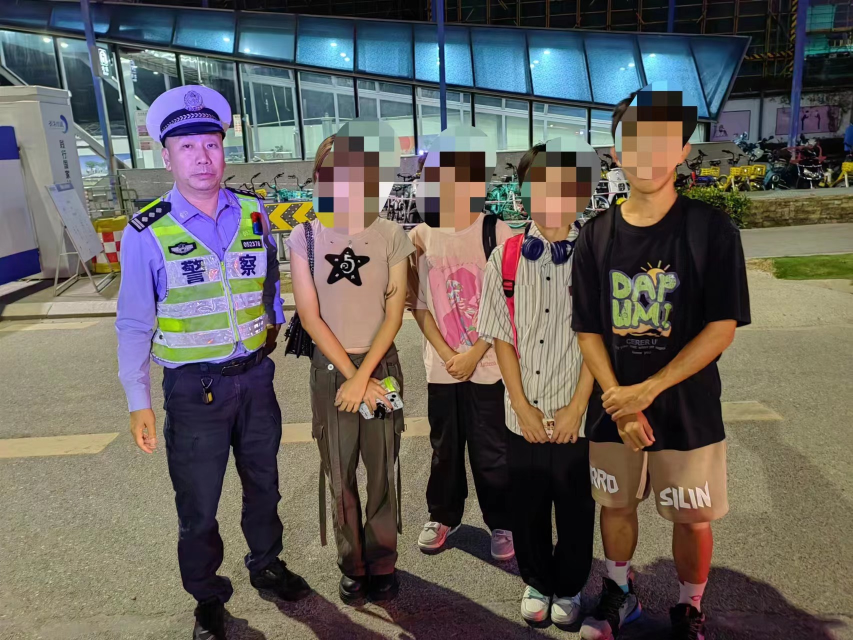佛山大学生来深游玩遇烦心事，深圳交警紧急援手