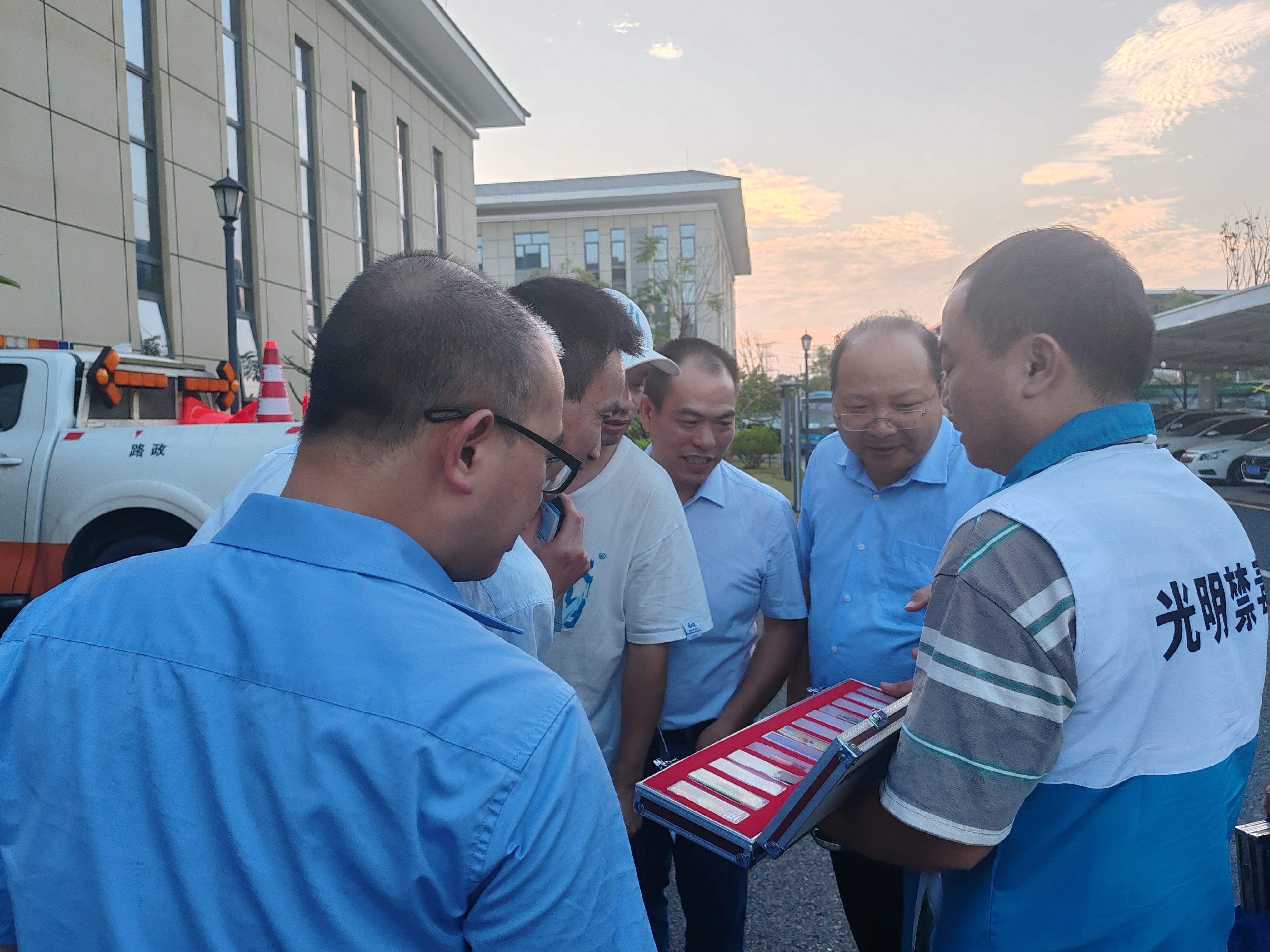 凤凰街道：禁毒宣传上“高速”，健康安全保出行