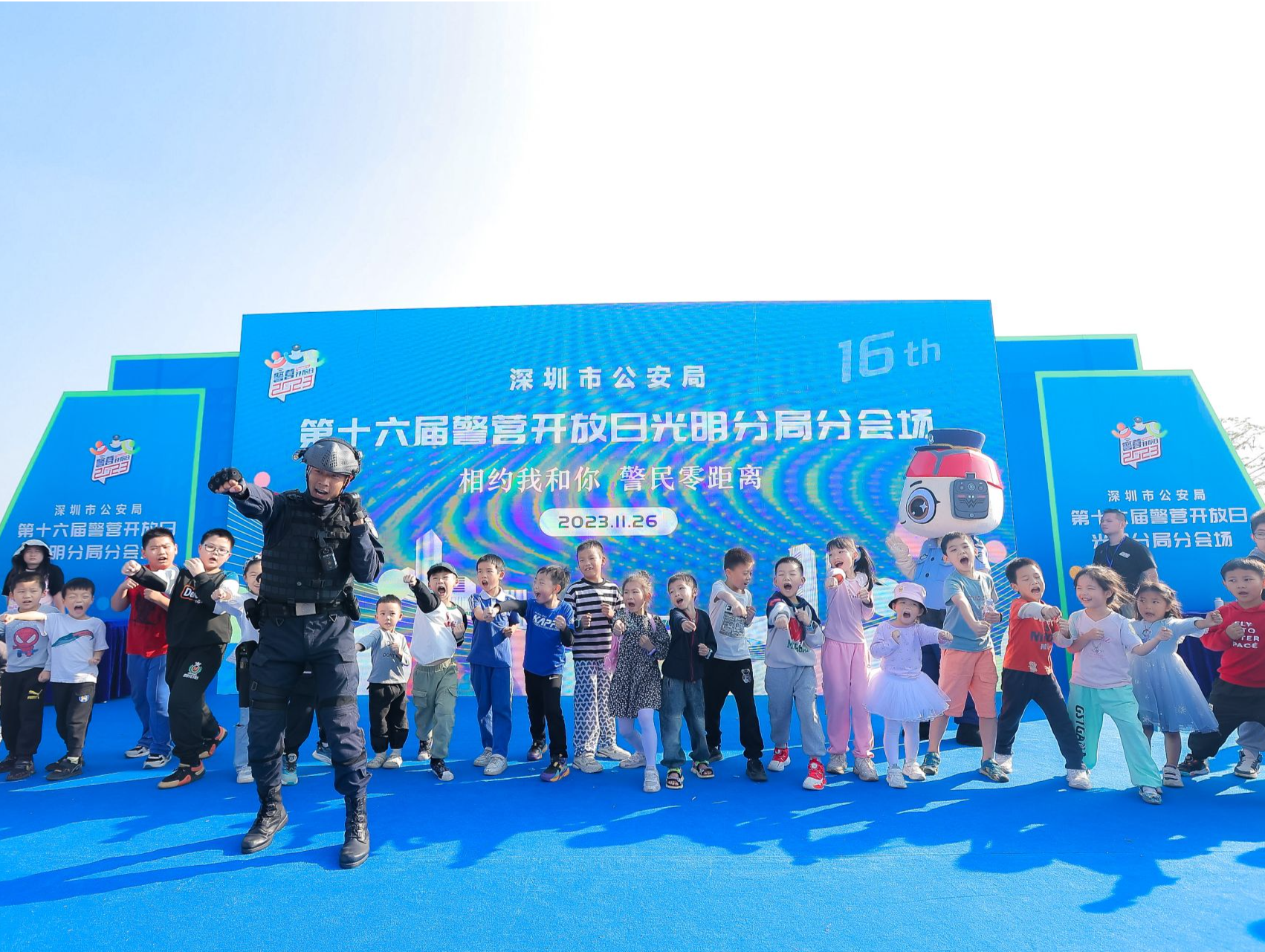秋日好光“警”火爆朋友圈，光明公安警营开放日线上线下超70万人次参与