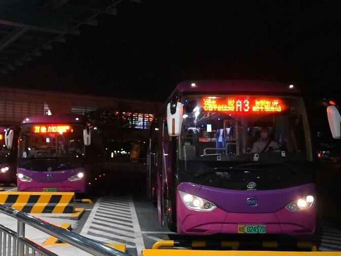 8条机场快线延长服务时间 保障深夜抵深旅客出行