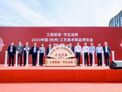张文林青花彩瓷《腾飞龙华》在杭州全国博览会上获金奖