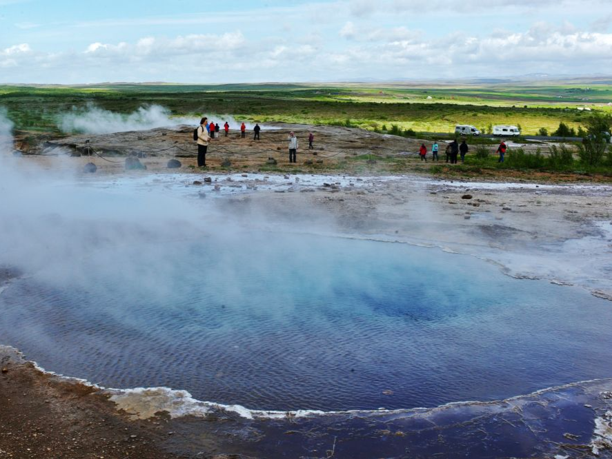 连续地震引发火山喷发担忧，冰岛宣布进入紧急状态