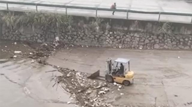湖北宜昌一码头铲车将垃圾推进长江？官方辟谣了！