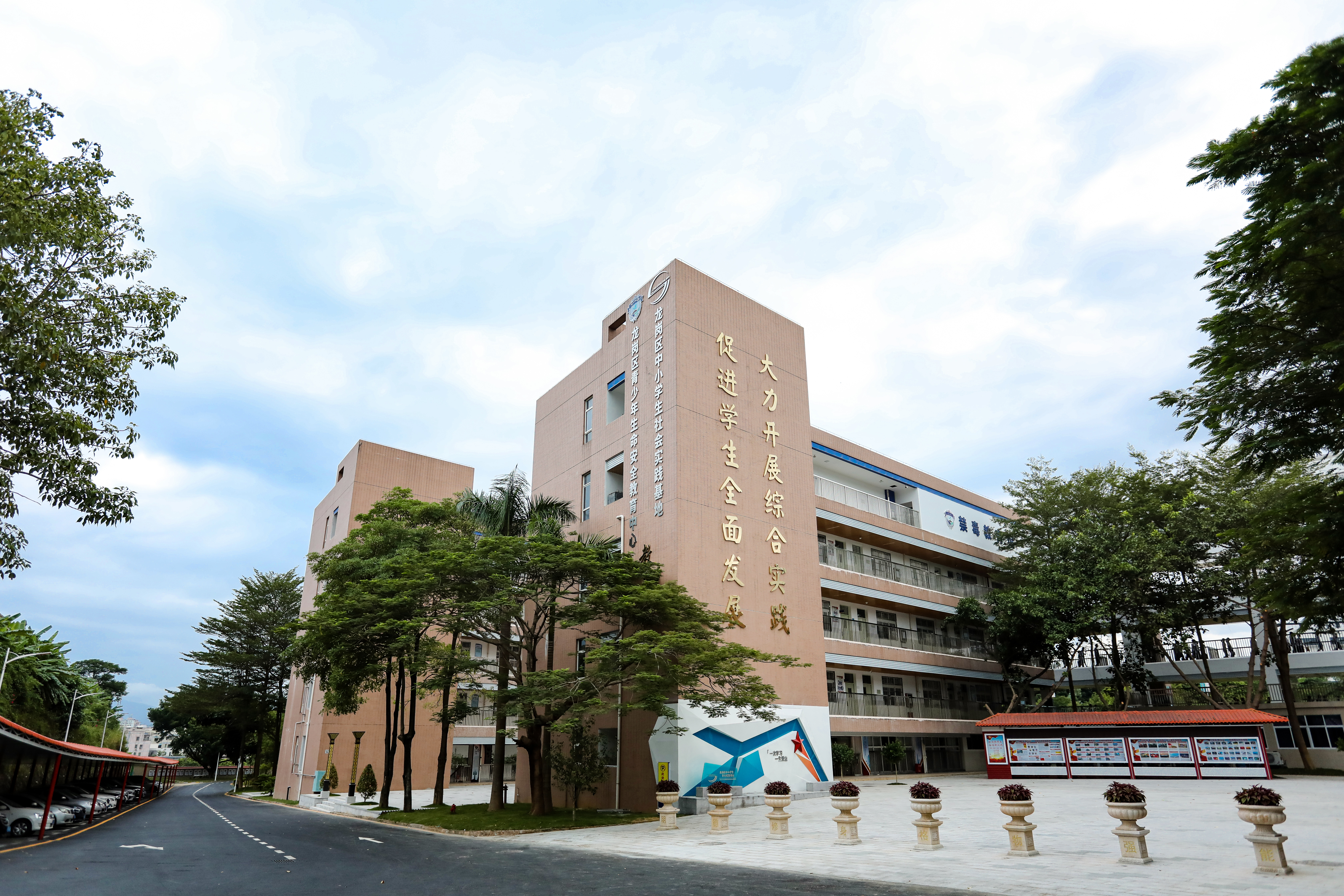 （重复稿件）实力上榜！龙岗区七处法治宣传基地获评市星级阵地，普法集群效应凸显