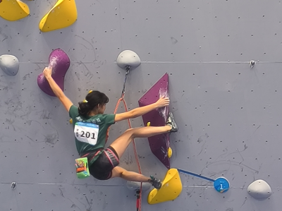 12岁拿下43+1项攀岩比赛冠军！学青会深圳队李美妮夺攀岩女子两项全能冠军