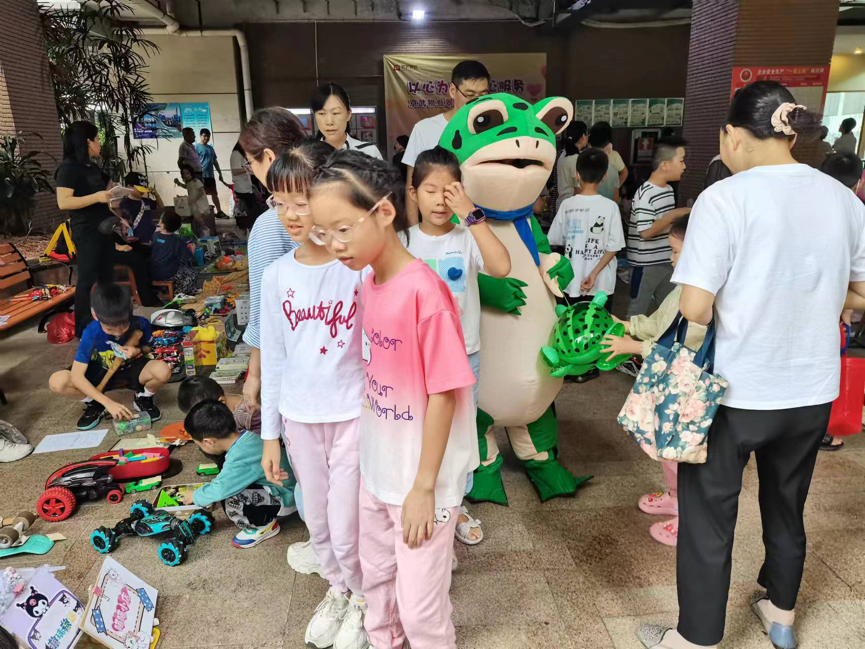 翠竹街道翠岭社区开展青少年跳蚤集市活动