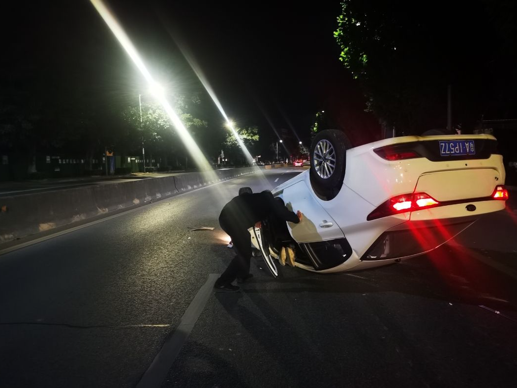 “警”急救援！凌晨突发车祸司机被困，执勤民警归队途中偶遇及时救助