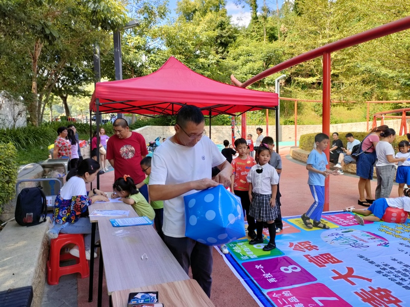 龙岗区新雪社区开展“飞行棋之禁毒知识科普”活动