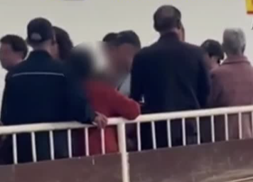 大妈向兵马俑内吐痰扔烟头  秦始皇帝陵博物院 ：已掌握涉事人员的相关信息