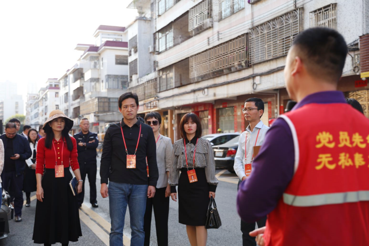 推动民生问题家门口解决！区人大坪地街道工委开展代表移动会客厅活动