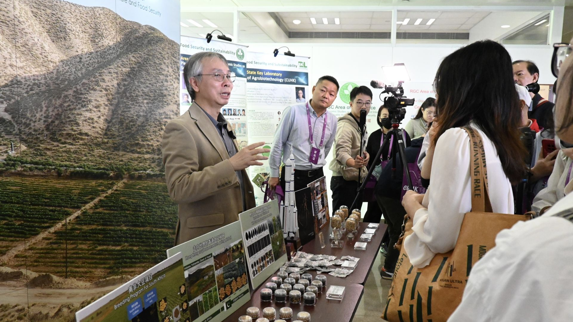 内地主流媒体考察团走进香港中文大学农业生物技术国家重点实验室