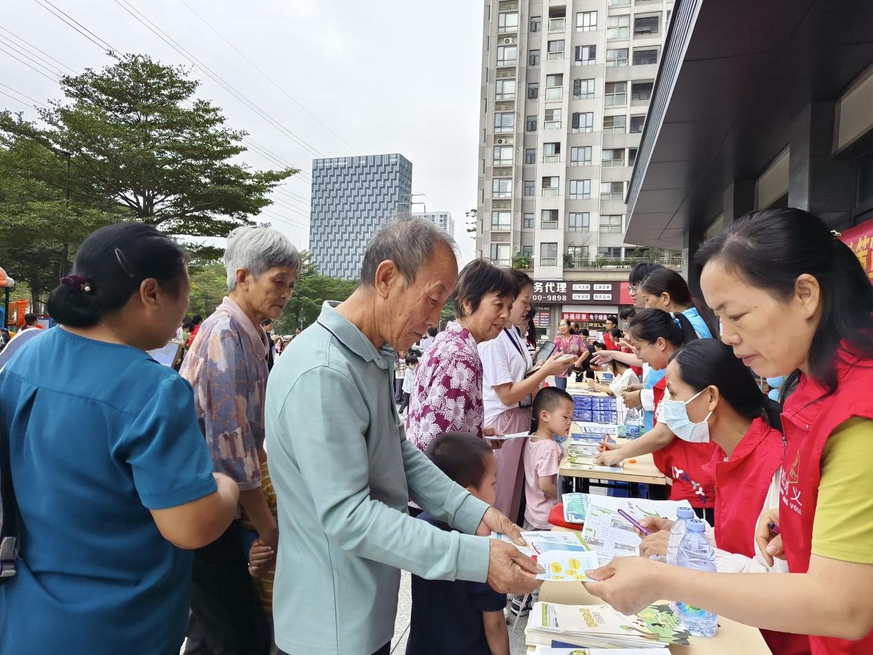 楼岗社区开展“守望相助 传递温暖”政策宣传活动