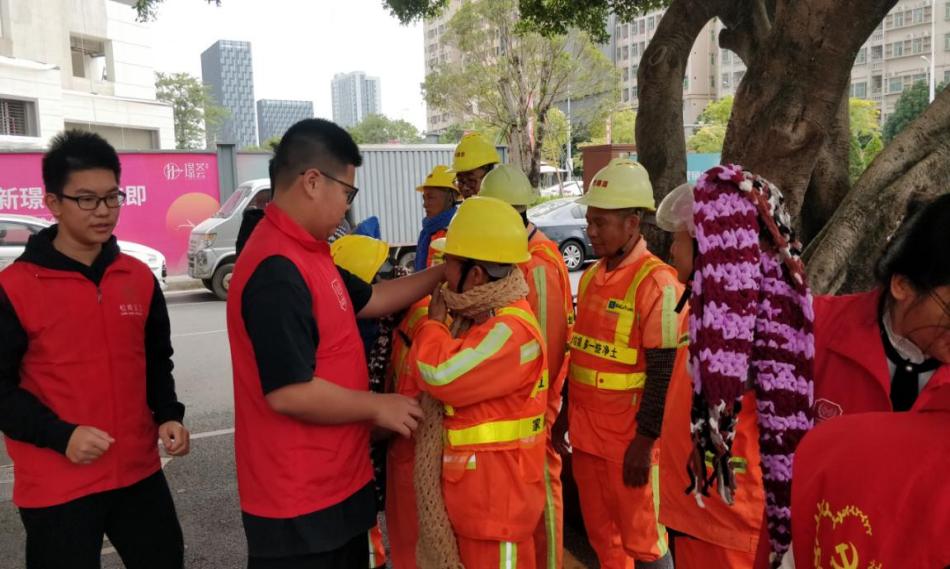 楼岗社区开展“编织温暖 毛线传情” 志愿敬老关爱活动