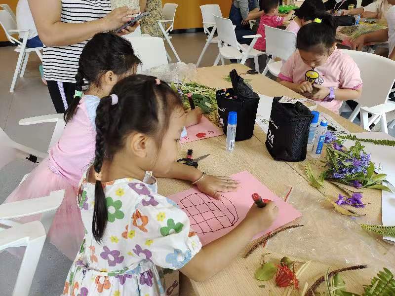 （光明）光明区民政局DIY手工亲子树叶贴画“童享秋色” 
