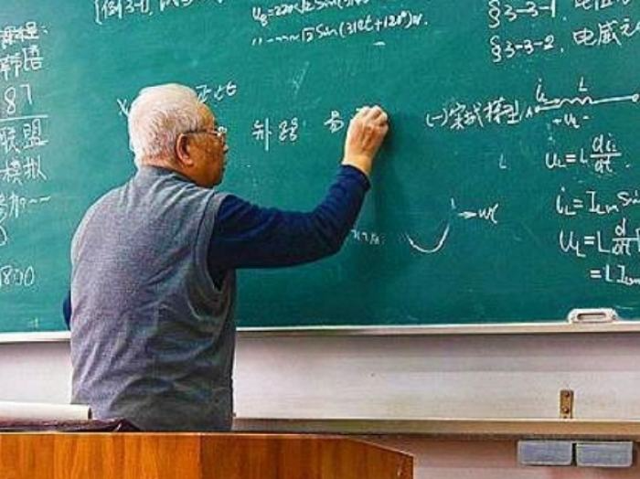 国家银龄教师行动计划已累计招募2万多名大中小学退休教师