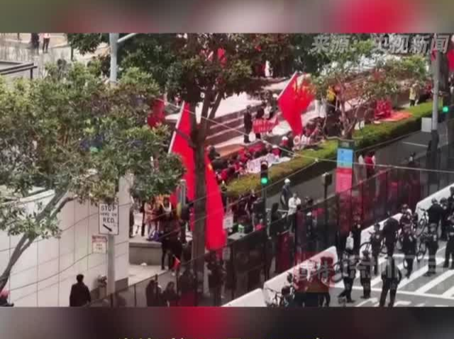 习近平乘坐的车队前往下榻饭店 华侨华人在沿途街道热烈欢迎