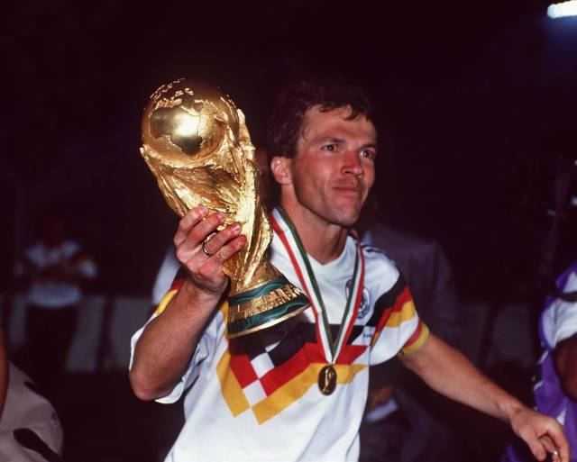 马特乌斯作为队长，捧起了1990年世界杯冠军。